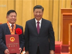 全國(guó)脫貧攻堅(jiān)楷模李玉院士：這個(gè)榮譽(yù)屬于整個(gè)食用菌產(chǎn)業(yè)，科學(xué)家只在黑板上種田幫不了廣大農(nóng)民 ()