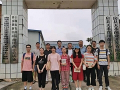 高校師生走進通省館村，探脫貧致富黑木耳產業(yè) ()