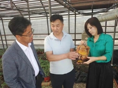 內(nèi)蒙古根河市總工會到食用菌產(chǎn)銷合作社走訪調(diào)研 ()