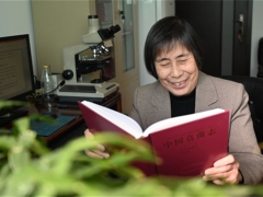 坐公交、拎布袋去領(lǐng)獎(jiǎng)，她是真菌界最美“玫瑰” ()