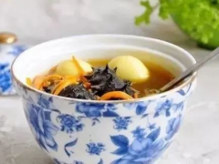 蟲草菇海參濃湯，香濃誘人！ ()